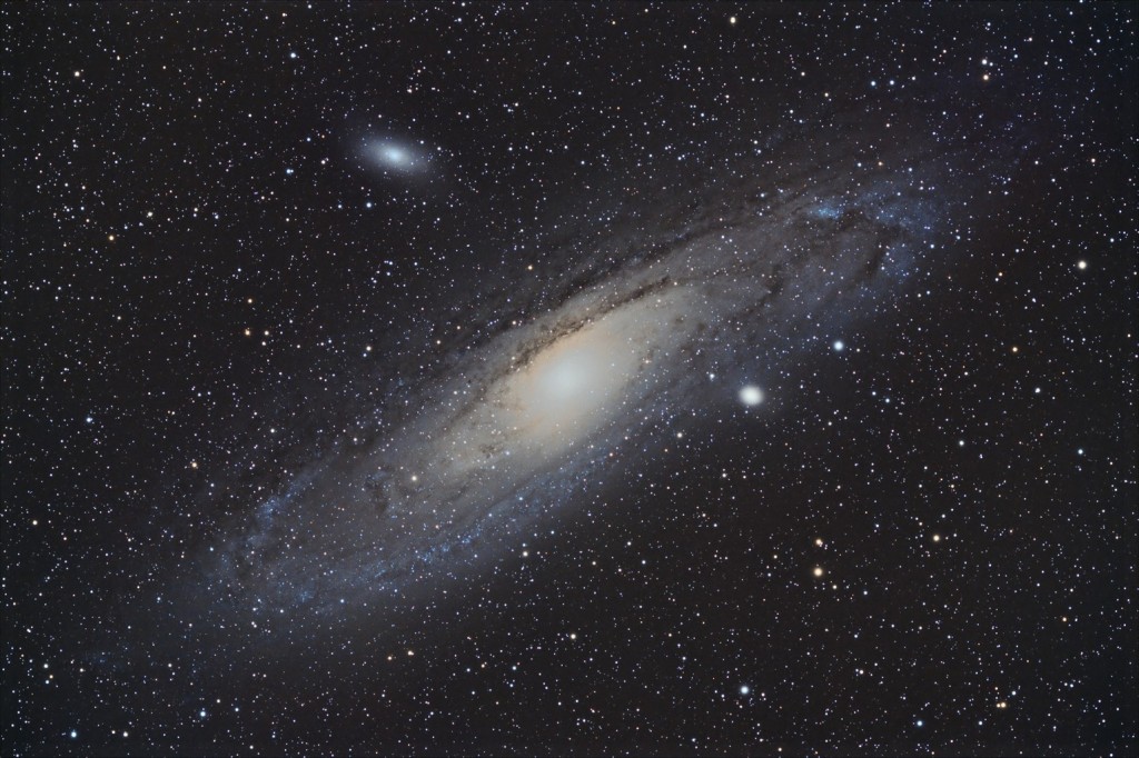 Galaktyka M31 Parametry zdjęcia: 23 klatki po 300sek złożone w jedną, ISO 800, Canon 500D, 80ED+korektor 0,85x na NEQ6 guidowanym kamerką  QHY5.  Data wykonania 27/09/2015. 